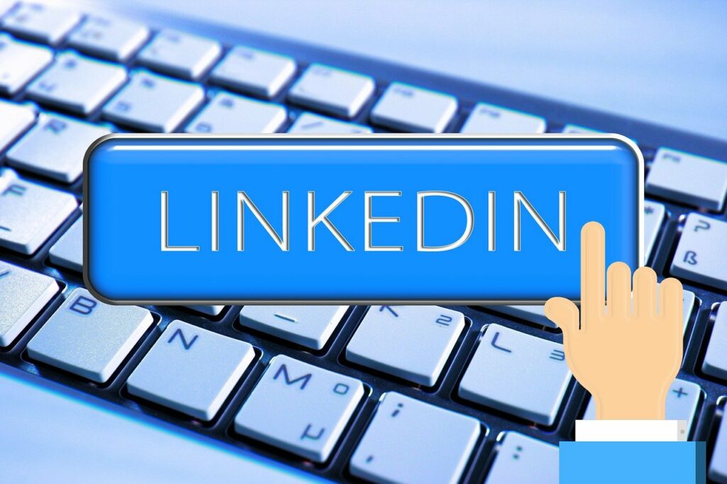 Finger auf LinkedIn Button Bild LinkedIn Marketing Bild